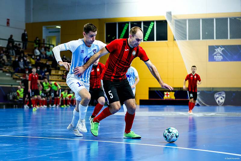 Interobal Plzeň - Dobovec. Michal Holý brání hráče Dobovce.