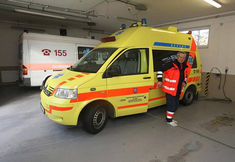 Nově zrekonstruované prostory stanice záchranářů pro Plzeň-sever. Součástí objektu jsou nově i garáže pro sanitky