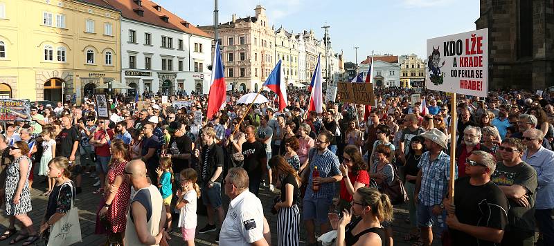 Demonstrace proti Andreji Babišovi na náměstí Republiky v Plzni.