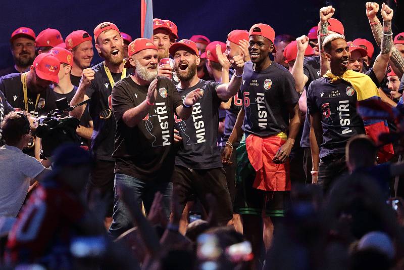 Fotbalisté Viktorie Plzeň po zisku šestého mistrovského titulu zamířili s pohárem za fanoušky do centra Plzně. Na náměstí Republiky se na oslavě sešlo několik tisíc fotbalových příznivců.