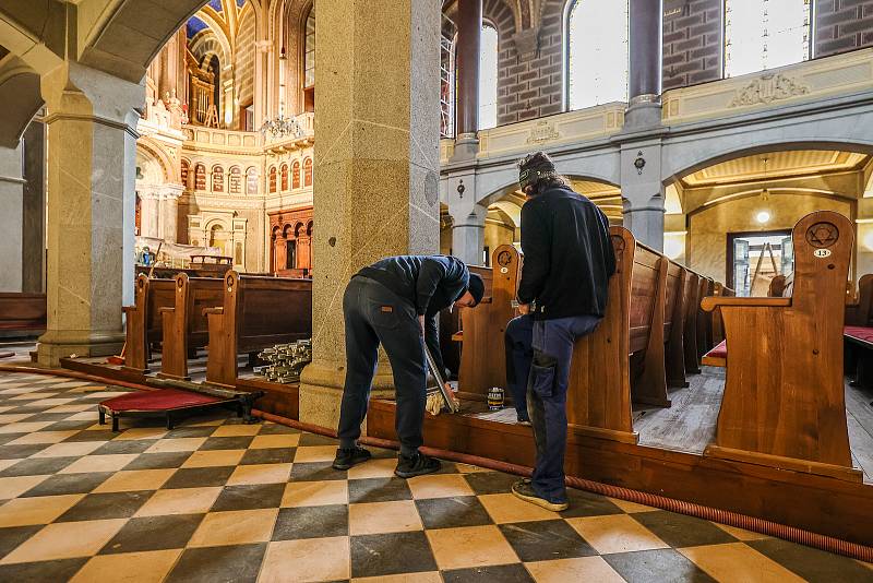 Plzeňská velká synagoga - největší synagoga v ČR, zároveň druhá největší v Evropě a třetí na světě, prochází kompletní obnovou interiérů. Hotovo by mělo být v dubnu 2022.