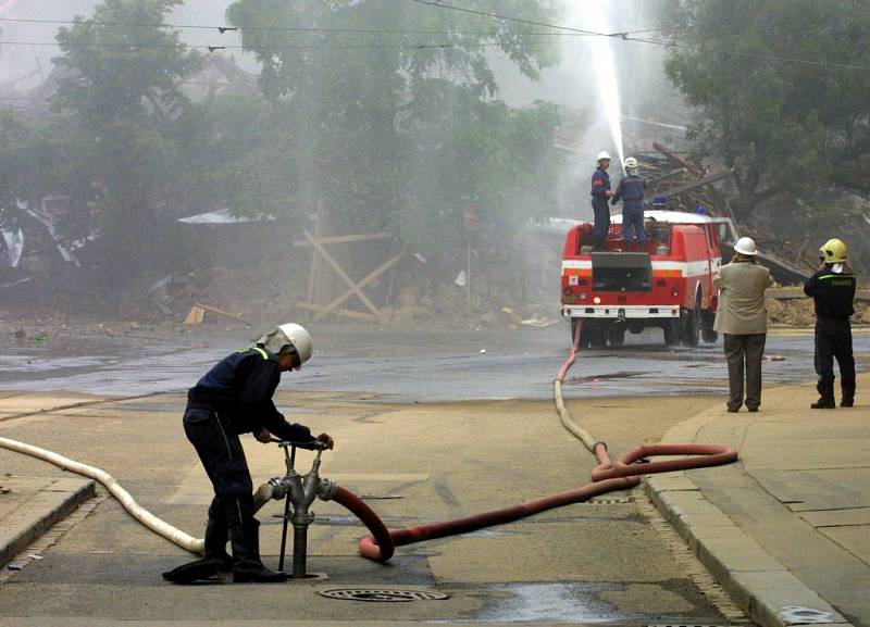 30. srpna 2002, odstřel domu v Plzni U Zvonu