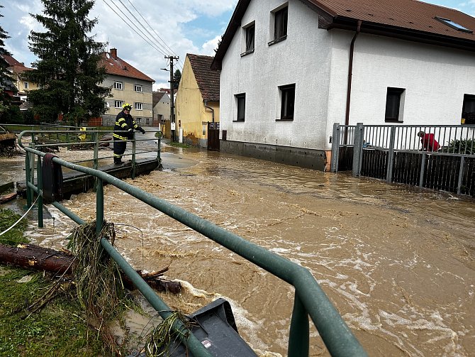 Během několika minut rozvodněná řeka Úhlava v obci Štěnovice na jižním Plzeňsku brala vše, co jí stálo v cestě.