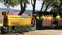 Součástí areálu tábora Pionýrské skupiny Starý Plzenec je železnice. Pro děti je projížďka velkým zážitkem. 