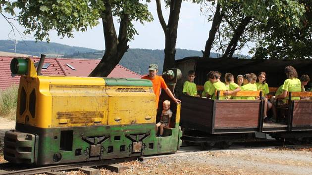 Součástí areálu tábora Pionýrské skupiny Starý Plzenec je železnice. Pro děti je projížďka velkým zážitkem. 