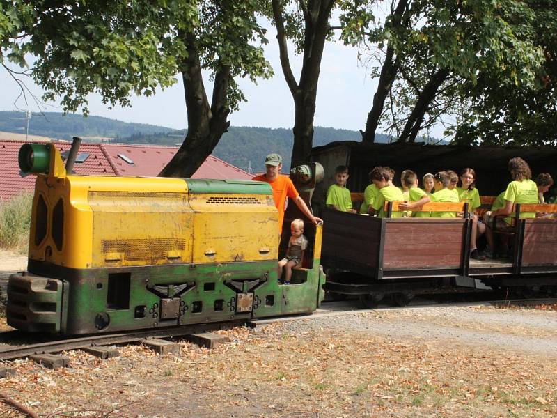 Součástí areálu tábora Pionýrské skupiny Starý Plzenec je železnice. Pro děti je projížďka velkým zážitkem. 