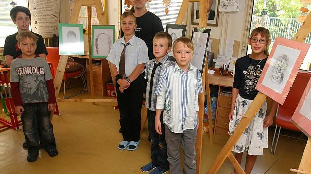Děti ze Základní a Mateřské školy při FN Plzeň s malířem Petrem Šrédlem a portréty, které si vzájemně pořídili