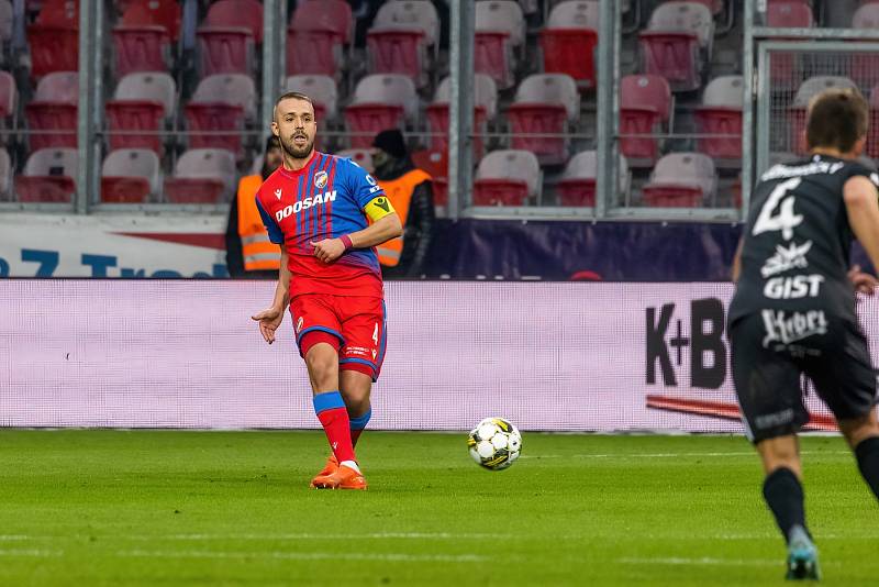 Fotbalisté Viktorie Plzeň podlehli na úvod ligového jara doma nečekaně Hradci Králové 1:2.