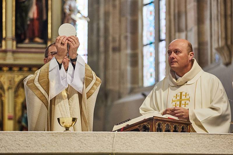 Požehnání praporu pěší roty aktivní zálohy Krajského vojenského velitelství Plzeň biskupem Tomášem Holubem a udělení četného názvu Pětatřicátníci se uskutečnilo v neděli v katedrále sv. Bartoloměje na náměstí Republiky v Plzni.