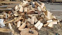 Samovýrobou dřeva lze za topení ušetřit tisíce korun 