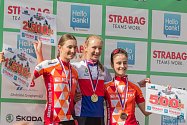Juniorka Adéla Holubová (uprostřed) si na mistrovství v Hlinsku užívá zisk titulu české šampionky po boku stříbrné Magdaleny Mišoňové (vlevo) a bronzové Zuzany Kadlecové.