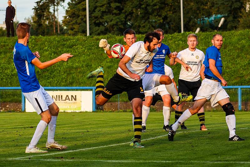 8. kolo krajského přeboru: SK Rapid Plzeň (na snímku hráči v modrých dresech) - FC Chotíkov 1932 1:2 (0:1).