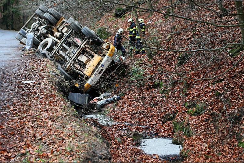 Domíchávač betonu skončil v příkopu, řidič byl v kabině zaklíněný několik hodin