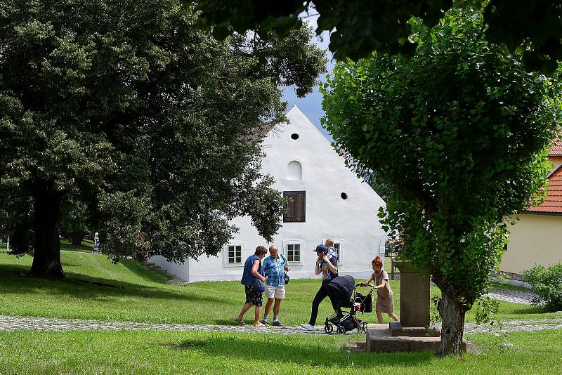 Selský dvůr U Matoušů je součástí původní bolevecké návsi, která je s typickou vesnickou architekturou 18. - 20. století památkově chráněná. Usedlost se skládá z velkého stavení, stodoly, sýpky, špýcharu a chlévů.