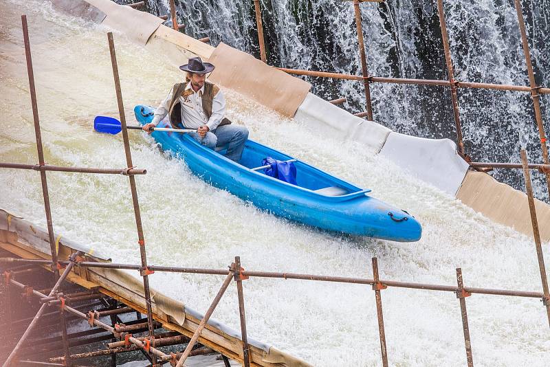 Plavba netradičních plavidel po řece Radbuze se splutím jezu U Mráčku