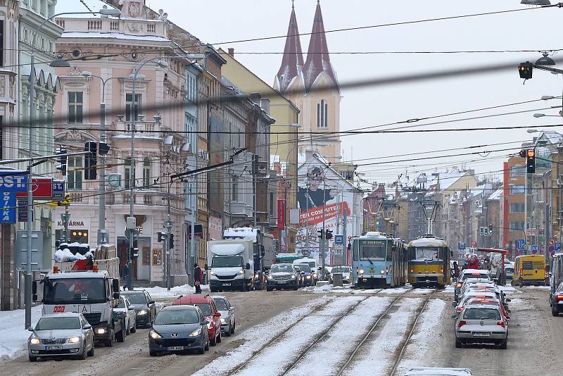 Sníh zasypal západočeskou metropoli. Zejména ráno kvůli neuklizeným komunikacím velmi komplikoval dopravu i na hlavních tepnách. Jinde ale sněhová nadílka nepřekážela a ozdobila nejen střechy a nejrůznější plzeňská zákoutí.