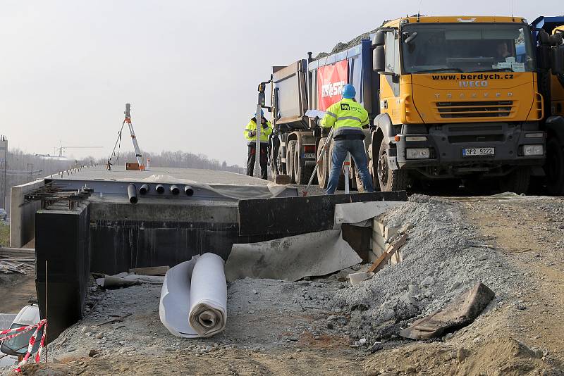 Nová mostní estakáda na Domažlické třídě prošla zátěžovou zkouškou.