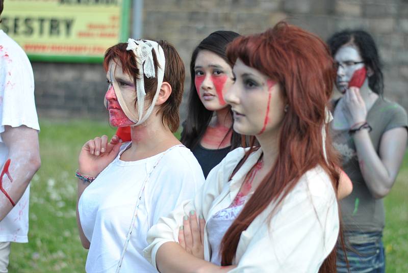 Populární zombie walk má za sebou další ročník. Na sto třicet účastníků prošlo Plzní, přímo během Dne Meliny Mercouri.