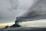 Partu Plzeňanů uvěznila na Bali probuzená sopka
