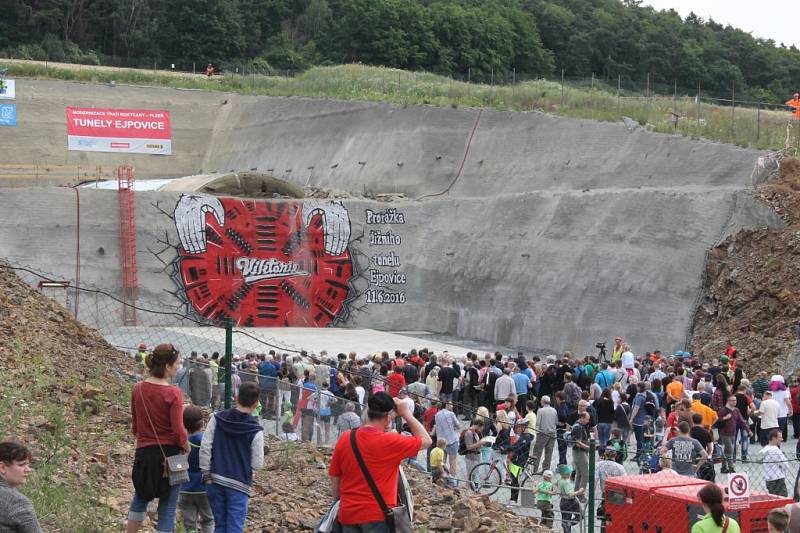 Den otevřených dveří u ražby tunelu mezi Doubravkou a Ejpovicemi