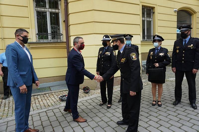 Předání nových elektrokol strážníkům.