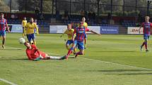 Fotbalisté FC Viktoria Plzeň B (na archivním snímku fotbalisté v červenomodrých dresech) vyhráli v Českých Budějovicích s béčkem SK Dynamo 3:0 a vyšvihli se na první místo ČFL.