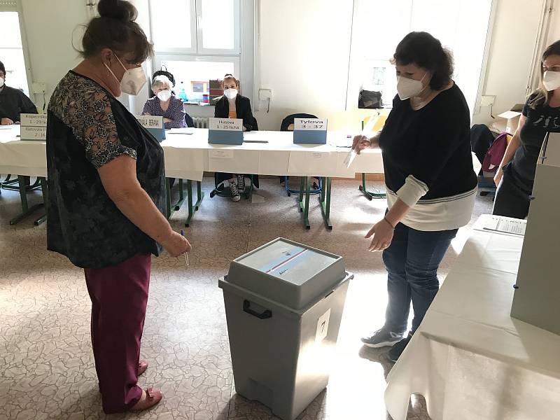 Sněmovní volby 2021 v Tylově ulici v Plzni.