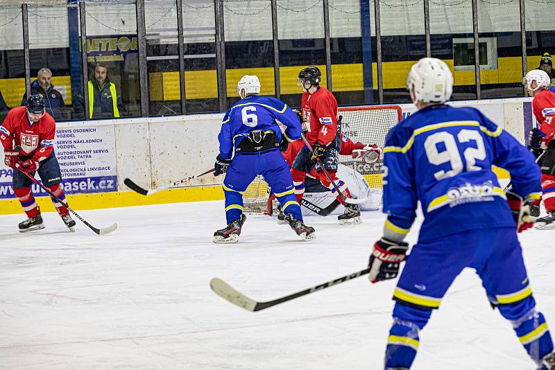 HC Meteor Třemošná (modří) vs. HC Rokycany 4:3 (2. finále play-off krajské hokejové ligy).