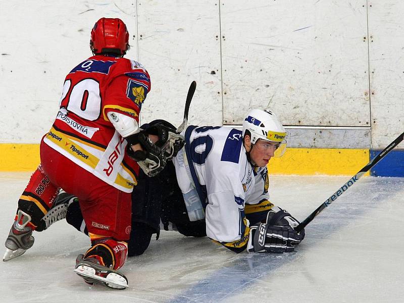 Hokejisté HC Plzeň 1929 (v bílém) vstoupili do letního Tipsport Cupu výhrou 3:2 na nájezdy nad Hradcem Králové