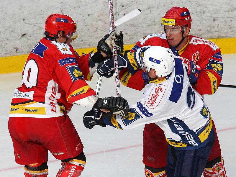 Hokejisté HC Plzeň 1929 (v bílém) vstoupili do letního Tipsport Cupu výhrou 3:2 na nájezdy nad Hradcem Králové