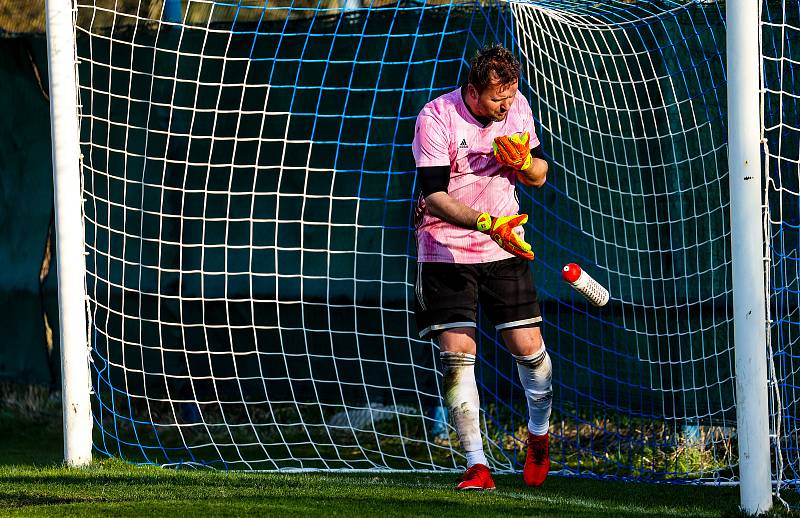 Fotbalisté plzeňské Košutky (na archivním snímku hráči v modrobílých dresech) doma překvapivě podlehli Smíchovu 1:2.