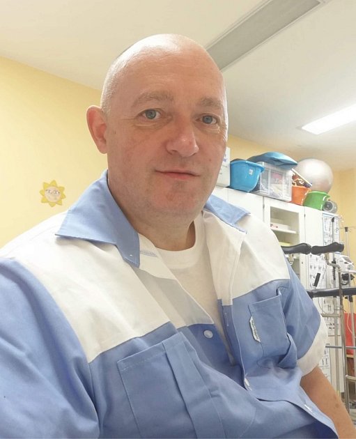 Wojciech Pelowski pomáhá v Domažlické nemocnici od konce října.