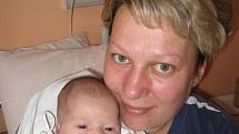 Třiapůlletá Terezka Zemanová z Přeštic má velkou radost ze své novorozené sestřičky Simonky (3,90 kg/51 cm), která se narodila rodičům Markétě a Petrovi 22. dubna ve 12.42 hod. v Mulačově nemocnici. Při první návštěvě jí přinesla plyšového pejska
