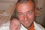 Patrik Fichter z Plzně netrpělivě čekal na narození svého syna Šimona (2,87 kg/49 cm), kterého mu porodila Renata Grygarová 28. dubna devět minut před osmou hodinou ráno v Mulačově nemocnici, v předsálí porodního sálu