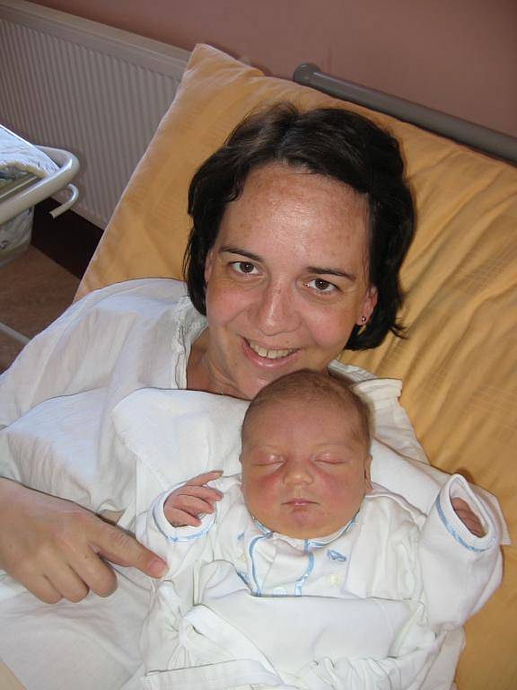 Lucii Kavinové a Janovi Adamčíkovi z Plzně se 25. dubna devětadvacet minut po dvacáté hodině narodila ve FN v Plzni dcera Julinka (4,06 kg/50 cm), na kterou už netrpělivě doma čeká čtyřletý bráška Honzík