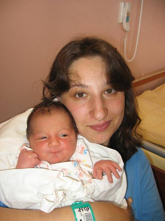 Veronice Šmídové a Michalu Hrdinovi z Dýšiny se 26. dubna v 16.27 hod. narodil ve FN v Plzni syn Tomášek (3,65 kg/51 cm), na kterého se doma těší čtyřletá sestřička Eliška