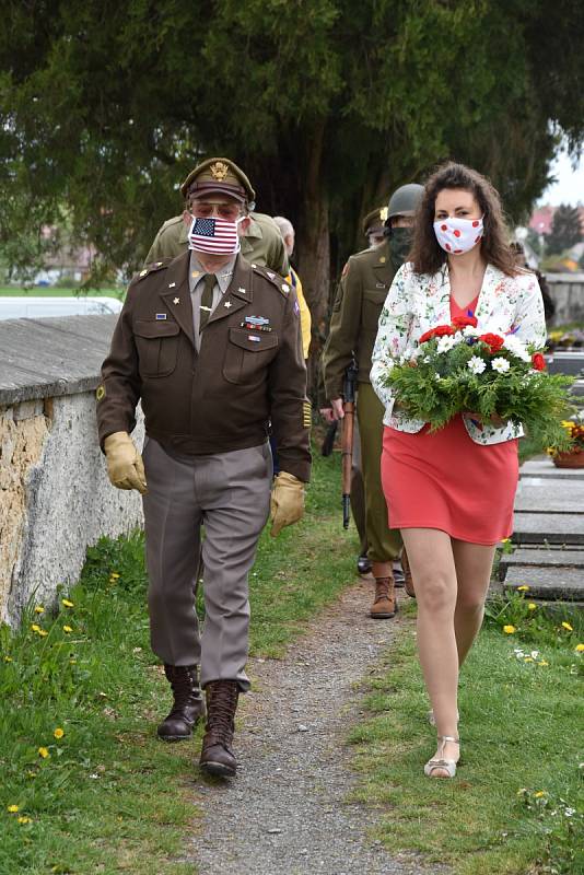 František Polívka z Klubu 3. Armády Plzeň a zastupitelka Obce Dolní Lukavice Mgr. Eva Horová.