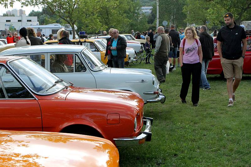 Retrojízda - sraz historických automobilů do roku výroby 1989 v kempu u přehrady České údolí v Plzni - Liticích.