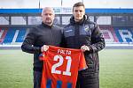 Záložník Šimon Falta už v pondělí pózoval v Doosan Areně s generálním manažerem klubu Adolfem Šádkem, vybral si dres číslo 21.