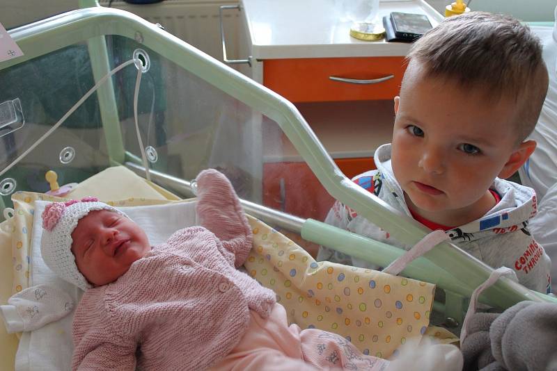 Laura Rybínová (2730 g) ze Vstiše se narodila 12. května ve 13:15 hodin v plzeňské Mulačově nemocnici. Rodiče Petra a Tomáš a malý Tomášek (3,5) věděli, že si z porodnice povezou holčičku.
