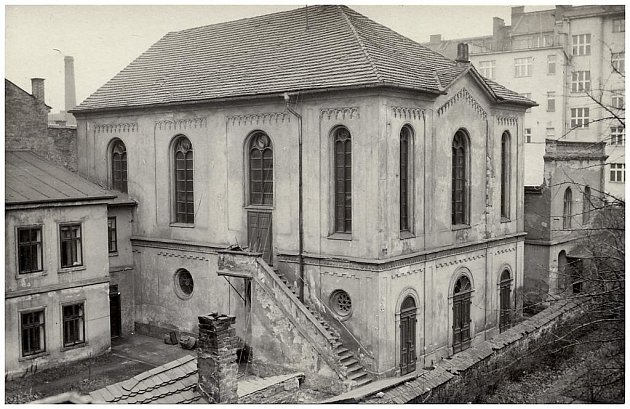 Fotografie staré synagogy pochází z 60. let 20. stol.  Dvoupatrová novorománská stavba byla vybudována mezi léty 1858 – 1859 podle návrhů architektů Stelzera a Wiesnera