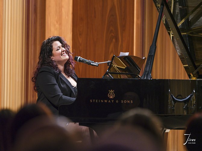 Zaplněný sál plzeňského Domu hudby zaslouženě odměnil dlouhým potleskem dechberoucí vystoupení jazzové zpěvačky Nicole Zuraitis.