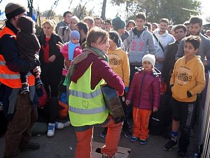 Petra Týnovská vyrazila s plzeňskými dobrovolníky  na srbsko-chorvatské hranice loni dvakrát. Dlouhé chvíle čekání zpříjemňovala uprchlíkům třeba i hraním na kytaru.