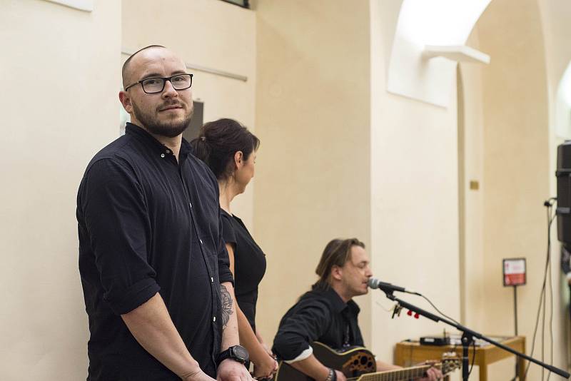 Vernisáž k výstavě fotografií Milan Říský: Live ve Studijní a vědecké knihovně Plzeňského kraje.