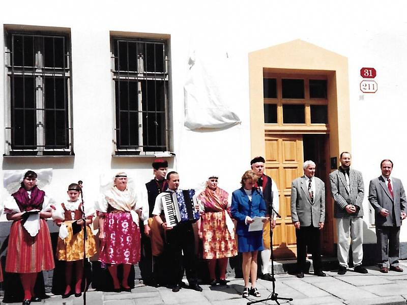 1999. Odhalení pamětní desky Miroslava Zikmunda.