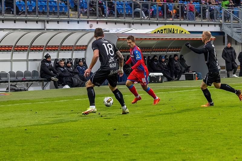 Fotbalisté Viktorie Plzeň podlehli na úvod ligového jara doma nečekaně Hradci Králové 1:2.