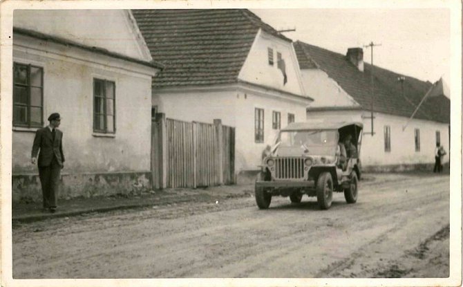 První americké vozidlo v Dolní Lukavici. Snímek je z 13. května 1945.