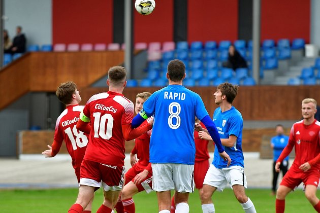 Petřín (červení) porazil plzeňský Rapid (modří) 2:0 - archivní snímek.