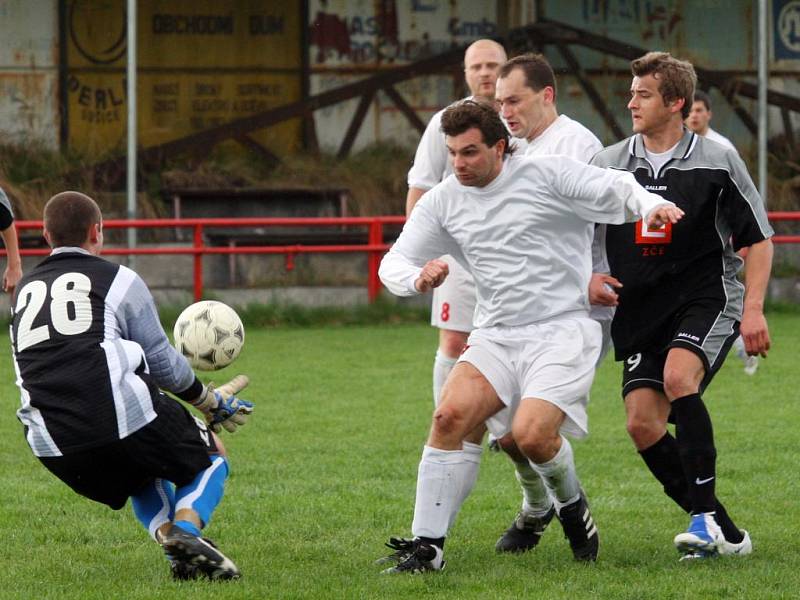 Fotbalisté Slovanu po kontumační prohře v minulém kole tentokrát získali tři body, když o své výhře rozhodli až po přestávce. Na snímku chytá míč bolevecký brankář Šimora před dotírajícími hráči Slovanu (v bílém)