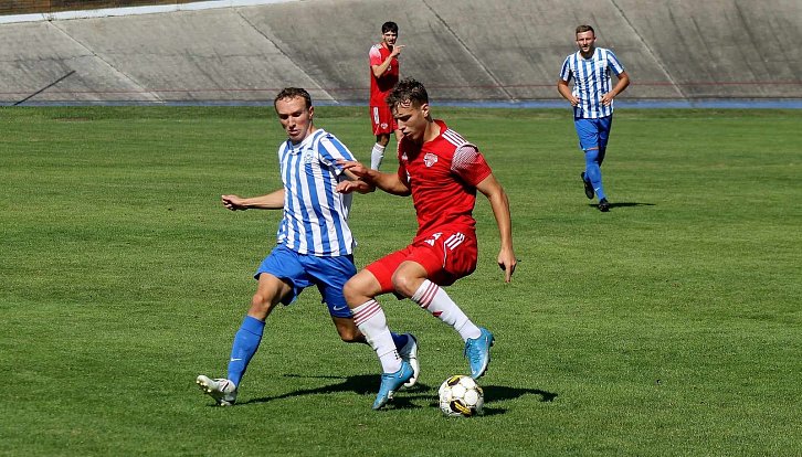 Fotbalista Petřína Jan Treml (na snímku v červeném v zápase s Nýrskem) nastupoval za podzim za oba týmy celku ze Slovan.